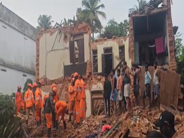 Building collapsed in Kerala's Thrissur, claiming three lives (Photo/ANI) Building collapsed in Kerala's Thrissur, claiming three lives (Photo/ANI)