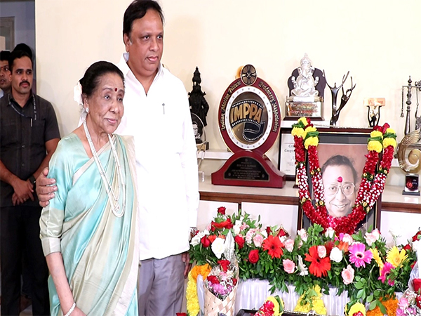 Asha Bhosle and Minister Ashish Shelar (Photo/ANI) Asha Bhosle and Minister Ashish Shelar (Photo/ANI)