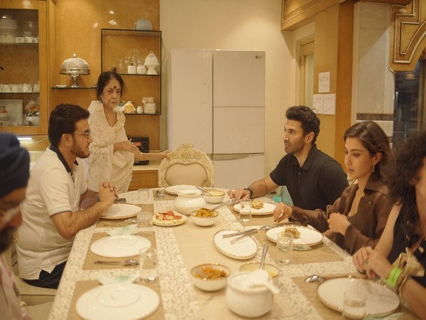 Sourav Ganguly, Aditya Roy Kapur, Sara Ali Khan  (Image source: Team of ‘Metro…In Dino)
