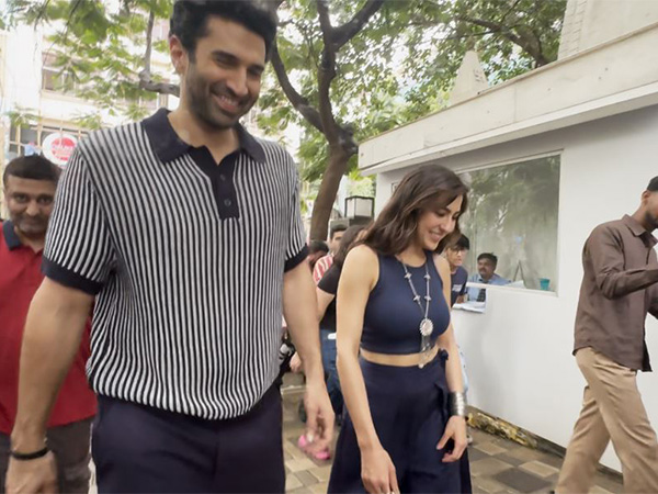 Sara Ali Khan, Aditya Roy Kapur (Photo/ANI) Sara Ali Khan, Aditya Roy Kapur (Photo/ANI)
