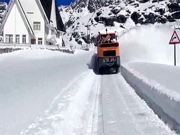 Border Roads Organisation (BRO) clearing the thick layer of snow from Sherathang of Nathu La (File Photo/ANI) Border Roads Organisation (BRO) clearing the thick layer of snow from Sherathang of Nathu La (File Photo/ANI)