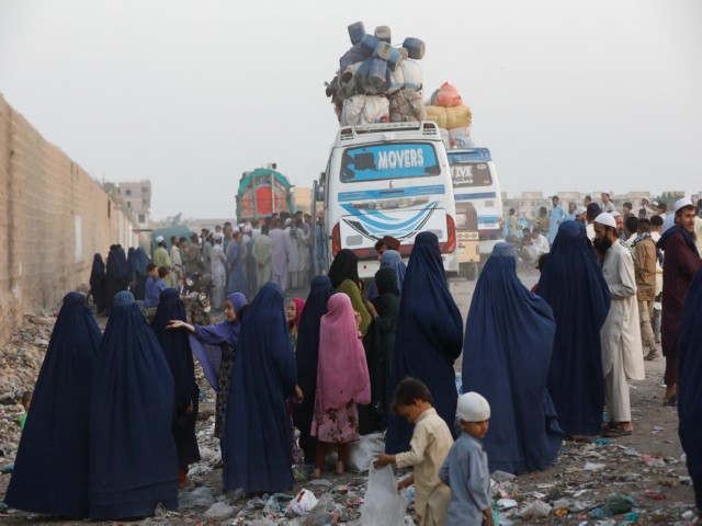 Afghan returnees walk with their belongings after being deported (Photo/Reuters) Afghan returnees walk with their belongings after being deported (Photo/Reuters)