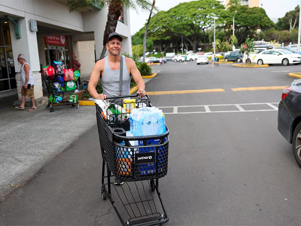 Hawaii man hoards supplies as tsunami fear gripped area post 8.8 earthquake (Image/Reuters) Hawaii man hoards supplies as tsunami fear gripped area post 8.8 earthquake (Image/Reuters)