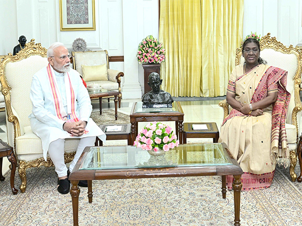Prime Minister Narendra Modi with President Droupadi Murmu (Photo/X@rashtrapatibhvn) Prime Minister Narendra Modi with President Droupadi Murmu (Photo/X@rashtrapatibhvn)