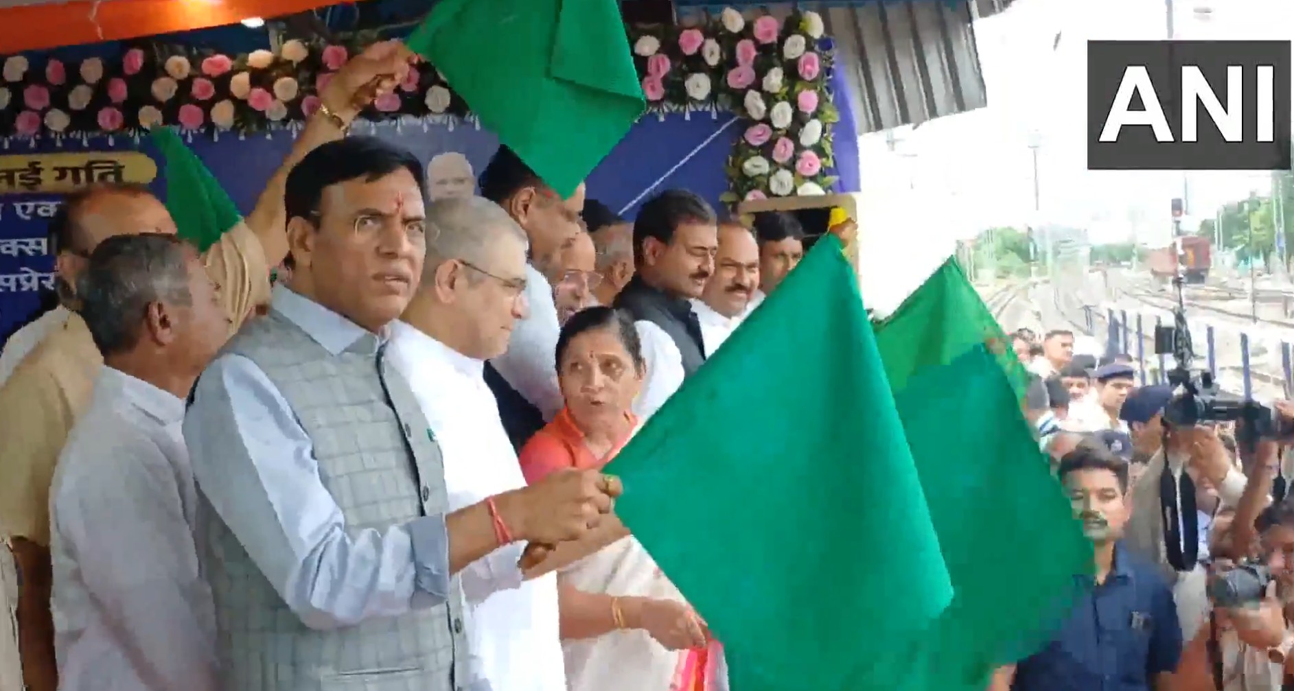 Union Ministers Ashwini Vaishnaw and Mansukh Mandaviya flag off new train (Photo/ANI) Union Ministers Ashwini Vaishnaw and Mansukh Mandaviya flag off new train (Photo/ANI)