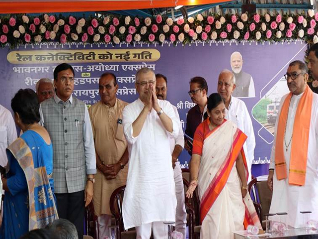 Union Ministers Ashwini Vaishnaw and Mansukh Mandaviya flag off new train from Bhavnagar (Photo-PIB) Union Ministers Ashwini Vaishnaw and Mansukh Mandaviya flag off new train from Bhavnagar (Photo-PIB)
