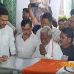 Jharkhand: Champai Soren breaks down while paying last respects to…