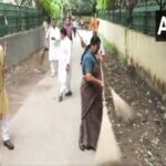 Delhi CM Rekha Gupta participates in cleanliness drive in Timarpur…