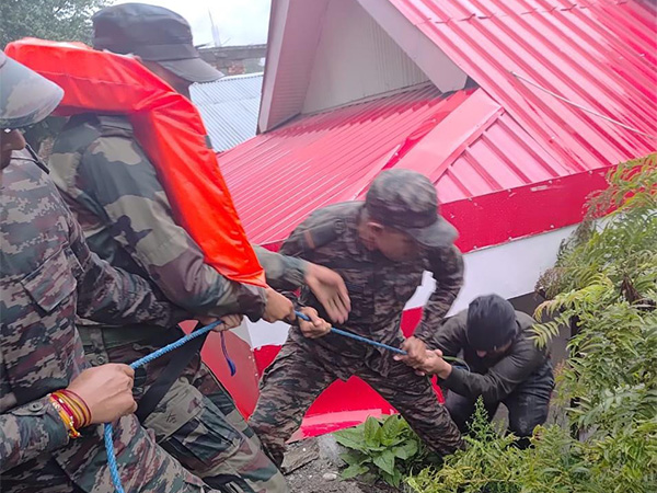 Indian Army officials rescue citizens in Uttarakhand (Photo/@adgpi) Indian Army officials rescue citizens in Uttarakhand (Photo/@adgpi)