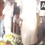 Lok Sabha LoP Rahul Gandhi pays last respects to former…