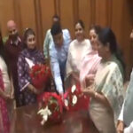 Delhi: Parents meet CM Rekha Gupta on School Education Bill;…