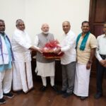 PM Modi meets Tamil Nadu farmers, says “amazed by their…