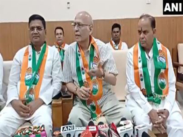 Congress leader Abhishek Manu Singhvi (middle) (Photo/ANI) Congress leader Abhishek Manu Singhvi (middle) (Photo/ANI)
