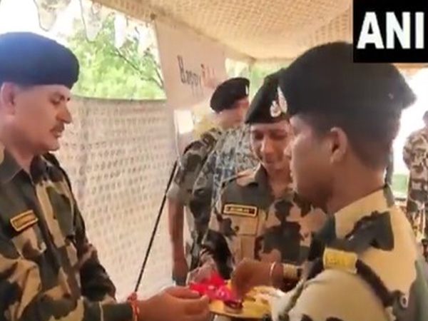 Women jawans tied rakhi to their fellow jawans (Photo/ANI) Women jawans tied rakhi to their fellow jawans (Photo/ANI)