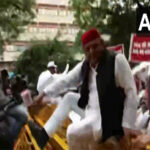 Akhilesh Yadav jumps over barricade as Police tries to stop…