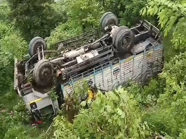 Truck falls into gorge in Shimla (Photo/DDMAShimla) Truck falls into gorge in Shimla (Photo/DDMAShimla)