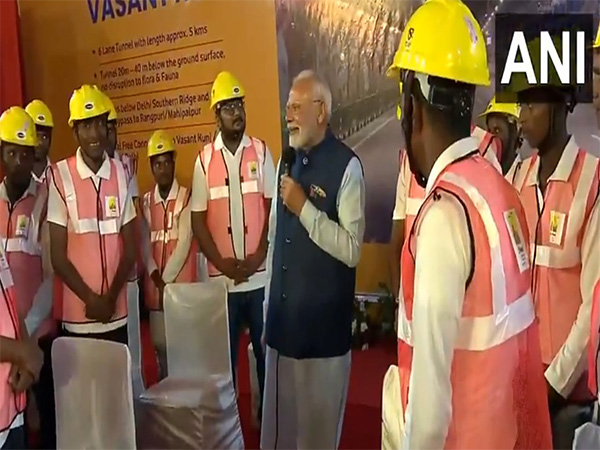 PM Modi interacts with construction workers (Photo/ANI) PM Modi interacts with construction workers (Photo/ANI)