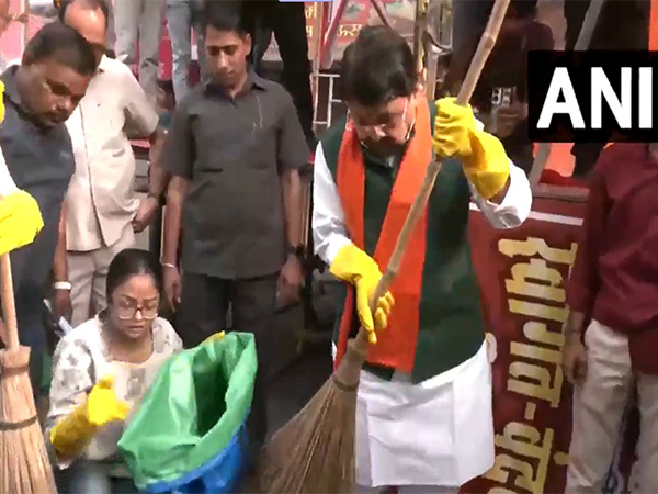 MP Minister Kailash Vijayvargiya sweeping streets (Photo/ANI) MP Minister Kailash Vijayvargiya sweeping streets (Photo/ANI)
