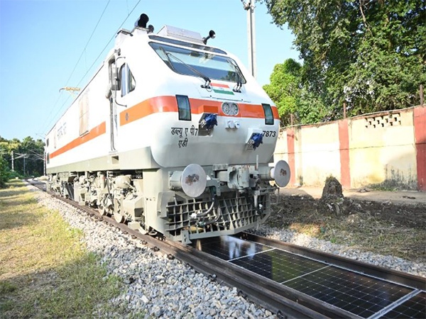 Indian Railways commissions first removable solar panel system between tracks (Photo/X:@RailMinIndia) Indian Railways commissions first removable solar panel system between tracks (Photo/X:@RailMinIndia)