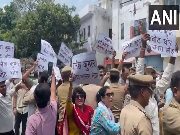 Congress workers hold protest in Agra (Photo/ANI) Congress workers hold protest in Agra (Photo/ANI)