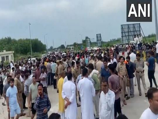 Locals protest on the road in Meerut against assault on an Indian Army soldier (Photo/ANI) Locals protest on the road in Meerut against assault on an Indian Army soldier (Photo/ANI)