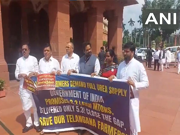 Telangana MPs protest to demand urea for farmers (Photo/ANI) Telangana MPs protest to demand urea for farmers (Photo/ANI)