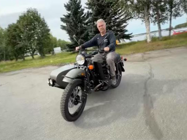 Alaska resident Mark Warren rides a Ural motorcycle gifted by Russian President Vladimir Putin, after receiving it from a Russian Embassy official in Anchorage, US (Photo/Reuters) Alaska resident Mark Warren rides a Ural motorcycle gifted by Russian President Vladimir Putin, after receiving it from a Russian Embassy official in Anchorage, US (Photo/Reuters)