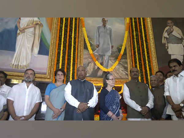 Congress leaders, LS Speaker Om Birla at Central Hall of Samvidhan Sadan. (Photo/ANI) Congress leaders, LS Speaker Om Birla at Central Hall of Samvidhan Sadan. (Photo/ANI)