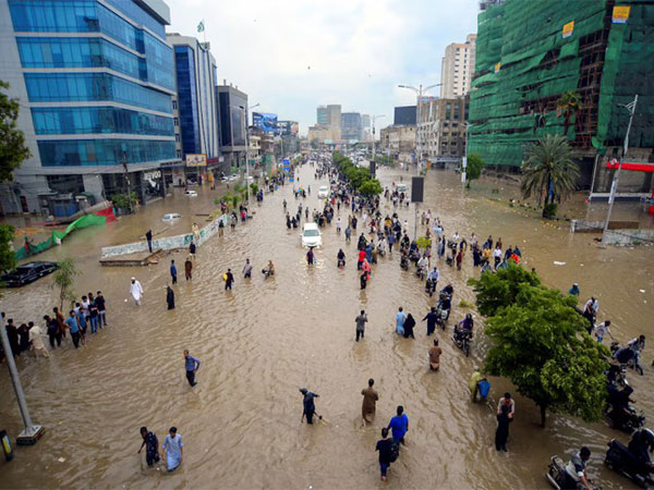 People navigate a waterlogged road following heavy monsoon rains in Karachi, Pakistan (Photo/Reuters) People navigate a waterlogged road following heavy monsoon rains in Karachi, Pakistan (Photo/Reuters)