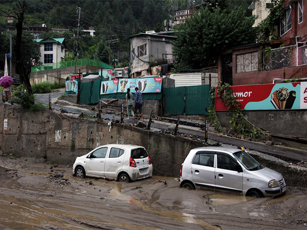 Vehicles stuck in silt in Kullu (Photo: ANI) Vehicles stuck in silt in Kullu (Photo: ANI)