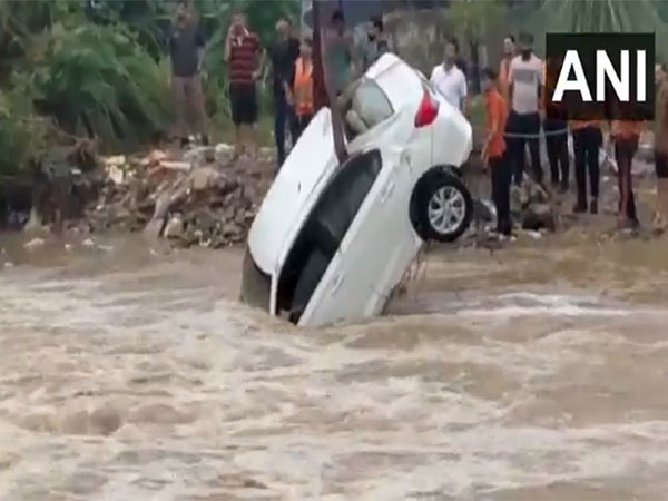 Crane lifts a car swept away by water flow in Kathua (Photo/ANI) Crane lifts a car swept away by water flow in Kathua (Photo/ANI)