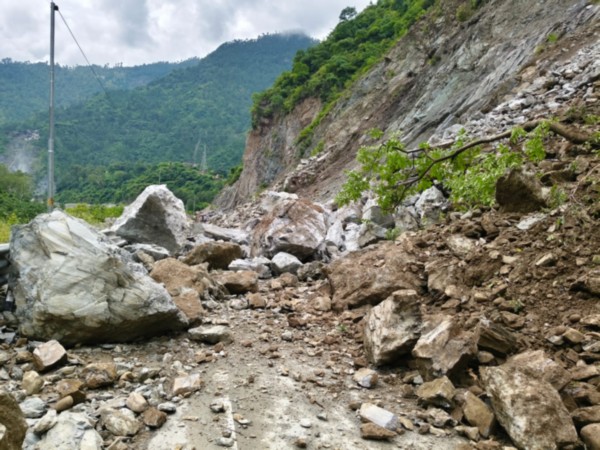 Visuals of Gangotri Highways being blocked due to falling debris (Photo/X @@UttarkashiPol) Visuals of Gangotri Highways being blocked due to falling debris (Photo/X @@UttarkashiPol)