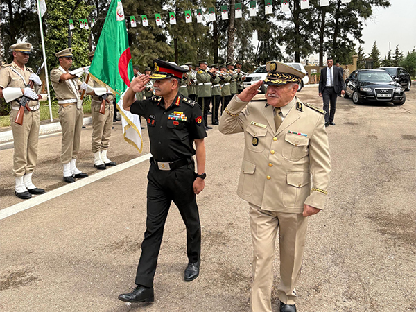 COAS General Upendra Dwivedi reviews guard of honour in Algeria (Photo/ X@adgpi) COAS General Upendra Dwivedi reviews guard of honour in Algeria (Photo/ X@adgpi)