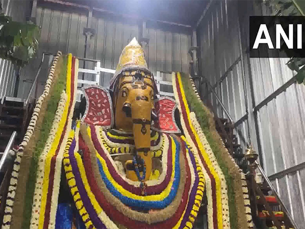 Devotees offer prayers at Sri Arulmigu Mundhi Vinayagar Temple in Coimbatore on Ganesh Chaturthi (Photo/ANI) Devotees offer prayers at Sri Arulmigu Mundhi Vinayagar Temple in Coimbatore on Ganesh Chaturthi (Photo/ANI)