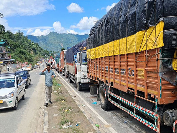 Chandigarh-Manali National Highway closed for last 3 days; hundreds of cargo vehicles stranded. (Photo/ANI) Chandigarh-Manali National Highway closed for last 3 days; hundreds of cargo vehicles stranded. (Photo/ANI)