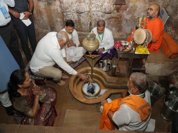Gujarat CM Bhupendra Patel offers prayers to Lord Mahadev at Galteshwar temple. (Photo/ANI) Gujarat CM Bhupendra Patel offers prayers to Lord Mahadev at Galteshwar temple. (Photo/ANI)