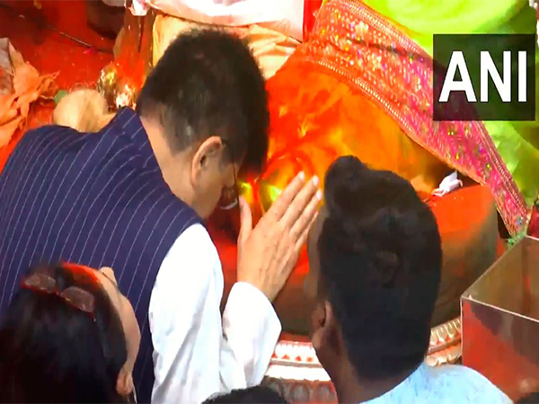 Piyush Goyal offering prayers at Lalbaugcha Raja (Photo: ANI) Piyush Goyal offering prayers at Lalbaugcha Raja (Photo: ANI)