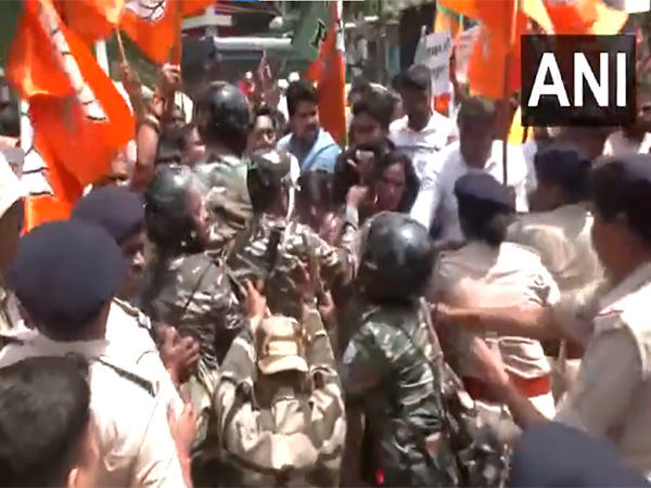 BJP workers clash with police personnel in Ranchi (Photo: ANI) BJP workers clash with police personnel in Ranchi (Photo: ANI)