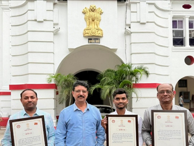 Colonel Vinod, Post Master General of Varanasi, honours postal workers. (Photo/ANI) Colonel Vinod, Post Master General of Varanasi, honours postal workers. (Photo/ANI)