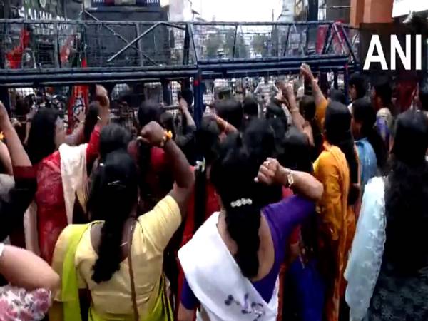BJP Mahila Morcha workers carry out march to KPCC office over remarks against PM Modi's mother (Photo/ANI) BJP Mahila Morcha workers carry out march to KPCC office over remarks against PM Modi's mother (Photo/ANI)