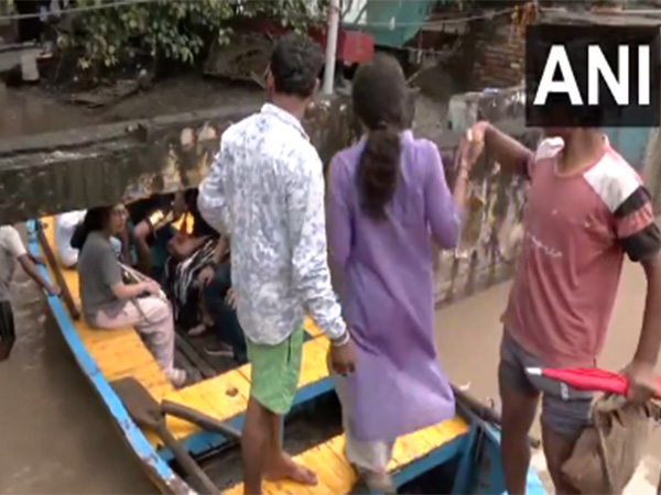 People of Yamuna Bazar move to safer locations due to heavy rain (Photo/ANI) People of Yamuna Bazar move to safer locations due to heavy rain (Photo/ANI)