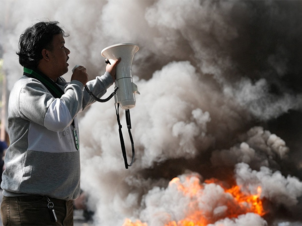 A UNISBA student addresses a protest against the university rectorate’s claim that police did not use tear gas on campus during demonstrations over government spending and lawmakers’ perks in Bandung, West Java, Indonesia (Photo/Reuters) A UNISBA student addresses a protest against the university rectorate’s claim that police did not use tear gas on campus during demonstrations over government spending and lawmakers’ perks in Bandung, West Java, Indonesia (Photo/Reuters)