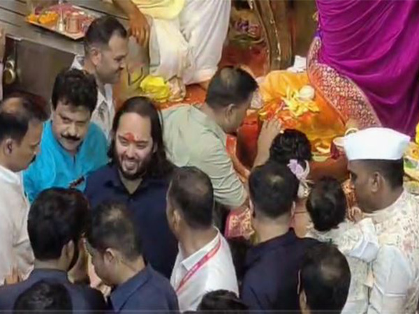 Anant Ambani offered prayers prayers at the pandal (Image source: ANI) Anant Ambani offered prayers prayers at the pandal (Image source: ANI)