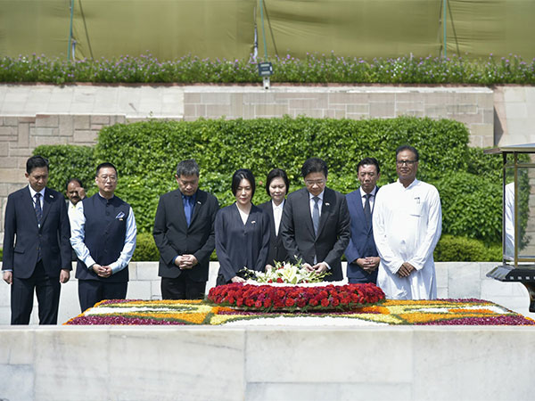 Singapore Prime Minister Lawrence Wong, with his wife Loo Tze Lui, paid tribute to Mahatma Gandhi (Photo/X@MEAIndia) Singapore Prime Minister Lawrence Wong, with his wife Loo Tze Lui, paid tribute to Mahatma Gandhi (Photo/X@MEAIndia)