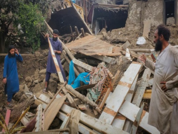 Afghan men search through the rubble of a collapsed house following a deadly magnitude-6 earthquake in Dara Mazar, Kunar province (Photo/Reuters) Afghan men search through the rubble of a collapsed house following a deadly magnitude-6 earthquake in Dara Mazar, Kunar province (Photo/Reuters)