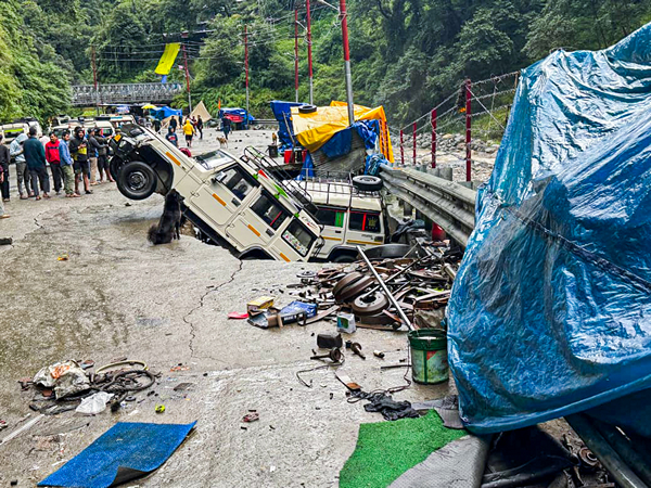 Landslide in Sonprayag partially damages shuttle parking and vehicles (Photo/ANI) Landslide in Sonprayag partially damages shuttle parking and vehicles (Photo/ANI)