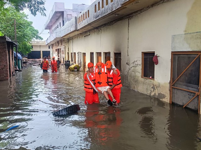 NDRF teams carry out Flood Water Rescue (FWR) operations in flood-affected areas of Punjab (File Photo/ANI) NDRF teams carry out Flood Water Rescue (FWR) operations in flood-affected areas of Punjab (File Photo/ANI)