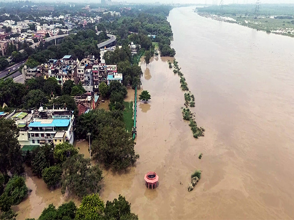 Rain lashes parts of Delhi (Photo/ANI) Rain lashes parts of Delhi (Photo/ANI)