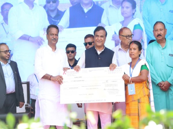 Assam CM distributes Cheques to 31,224 members of women Self-Help Groups (Photo/ ANI) Assam CM distributes Cheques to 31,224 members of women Self-Help Groups (Photo/ ANI)