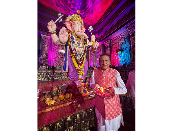 Dr. Dinesh Shahra Visits Mumbai’s Ganesh Pandals, Prays for Collective Well-being and Cultural Unity Dr. Dinesh Shahra Visits Mumbai’s Ganesh Pandals, Prays for Collective Well-being and Cultural Unity